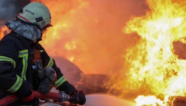 Росіяни вдарили по Запоріжжю, зайнялася пожежа