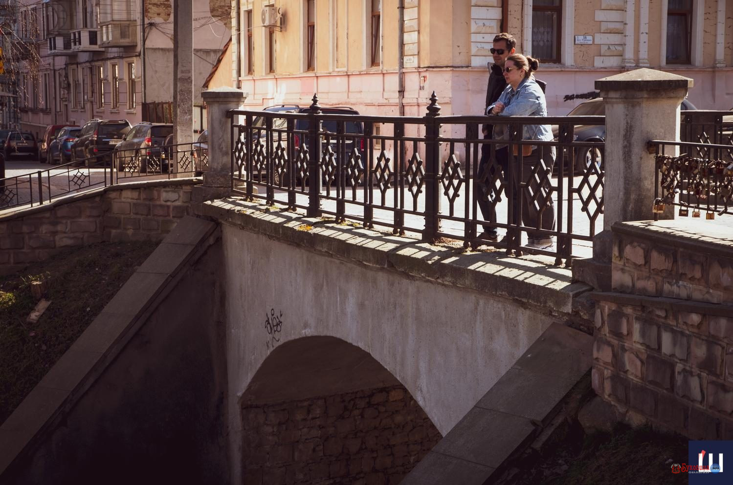 Чернівці в тонах сепії: тепла погода кликала містян та туристів помилуватися архітектурними атракціями