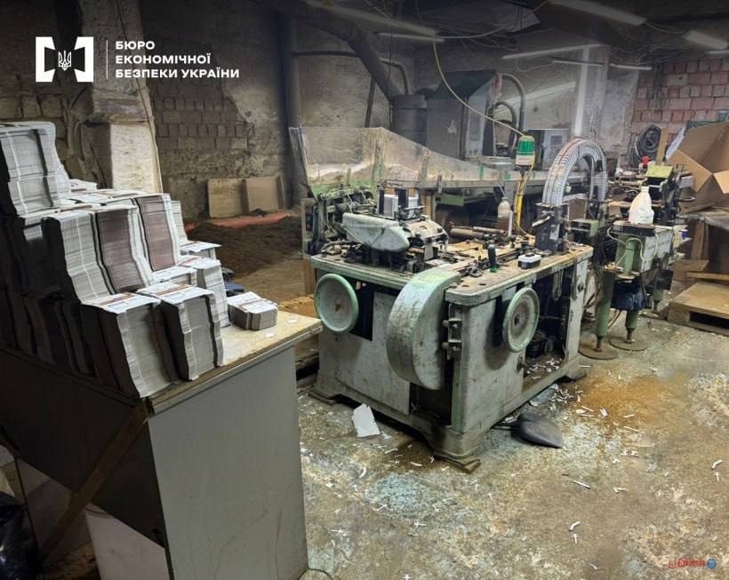 На Буковині викрили підпільний тютюновий цех: щодня виготовляли понад 50 тисяч сигарет