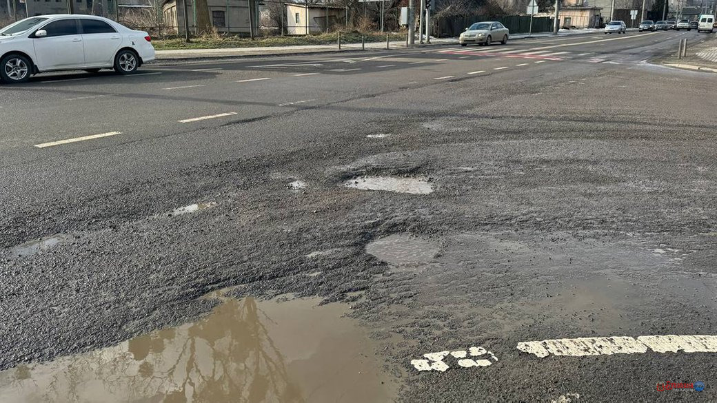 232 мільйони за дорогу, яка розсипається: гучний скандал навколо ремонту Хотинської у Чернівцях