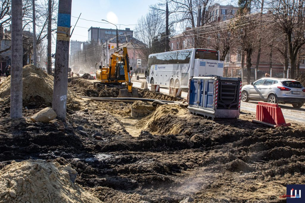 Вулицю Головну біля стадіону «Буковина» оновлюють: уже зробили понад пів кілометра мереж